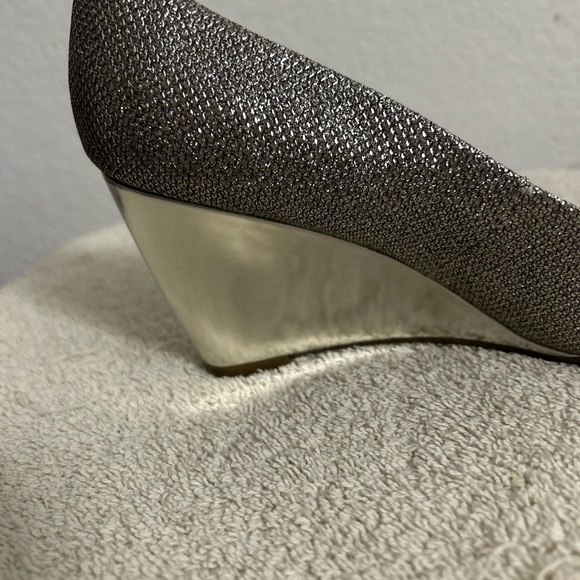 Bandolino metallic Size 7 M sparkles silver bow round toe wedge heels shoes - Picture 7 of 11
